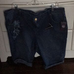 Mid rise Bermuda shorts